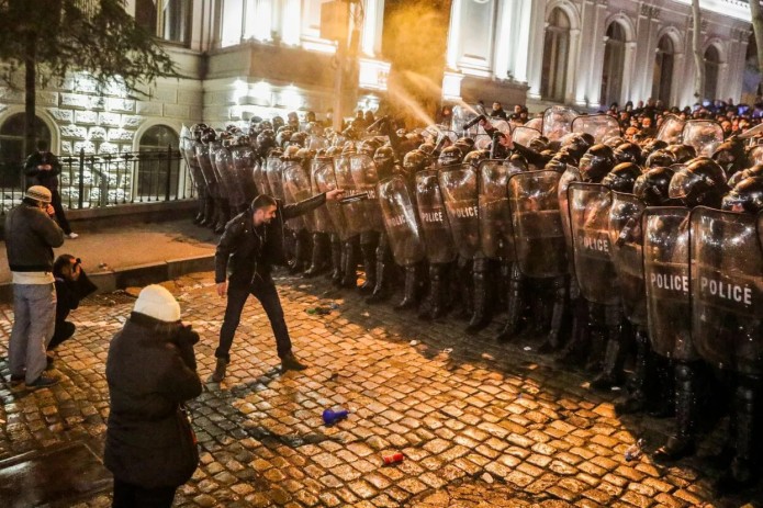 Tbilisida politsiya "chet el agentlari" qonuniga qarshi namoyishchilarni tarqatib yubordi