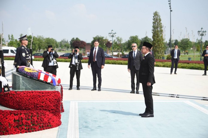 Malayziya Bosh vaziri Mustaqillik monumenti poyiga gul qo‘ydi