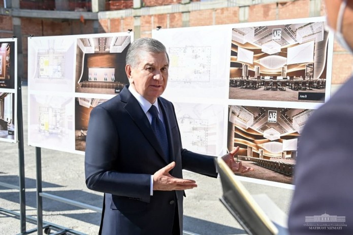 Шавкат Мирзиёев ознакомился с ходом строительства туристического центра в Самаркандском районе