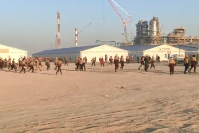 Рабочие на строительстве завода Uzbekistan GTL устроили погром (Видео)