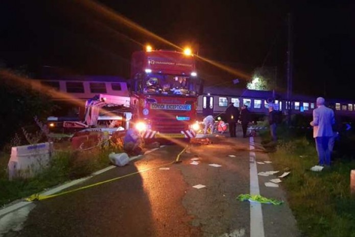 В Италии поезд столкнулся с грузовиком