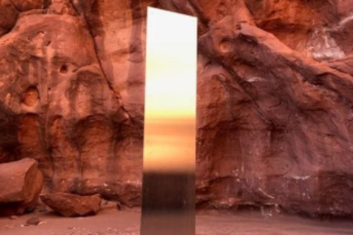 Загадочный металлический монолит, найденный в пустыне США, исчез