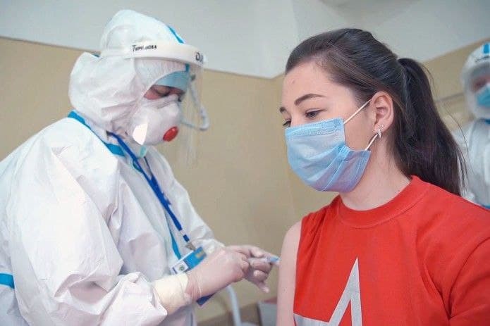 В Ташкенте за день более двухсот подростков привились от COVID-19