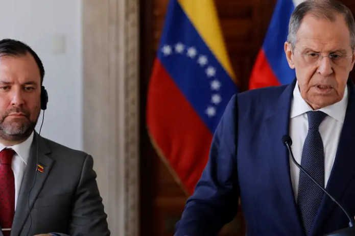 AP: Rossiya Venesueladan diplomatlarning oilalarini evakuatsiya qilishni boshladi