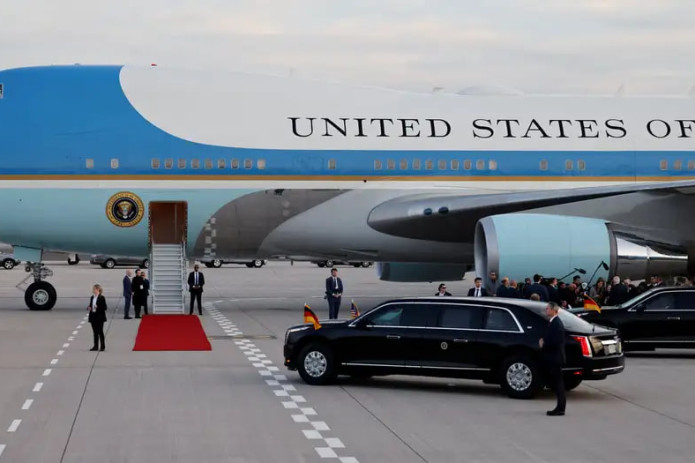 Oq uy: Trampning samolyoti elektron nosozlik tufayli orqaga qaytarildi