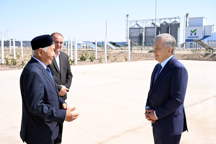 Shavkat Mirziyoyev Kegeylidagi issiqxona majmuasi bilan tanishdi
