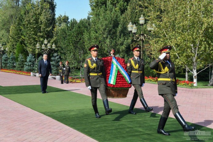 Шавкат Мирзиёев возложил цветы к подножию памятника Исламу Каримову