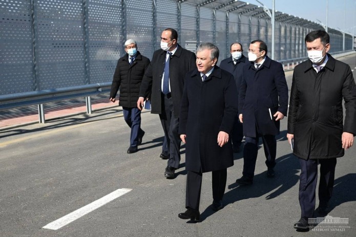 Shavkat Mirziyoyev Samarqand shahrining Bo‘stonsaroy va Rudakiy ko‘chalari kesishmasida qurilgan tunnelni borib ko‘rdi