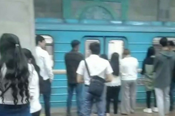 Пассажиров Ташкентского метро экстренно высадили на одной из станций