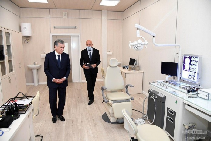 Шавкат Мирзиёев ознакомился со строительством новой больницы в Зангиатинском районе