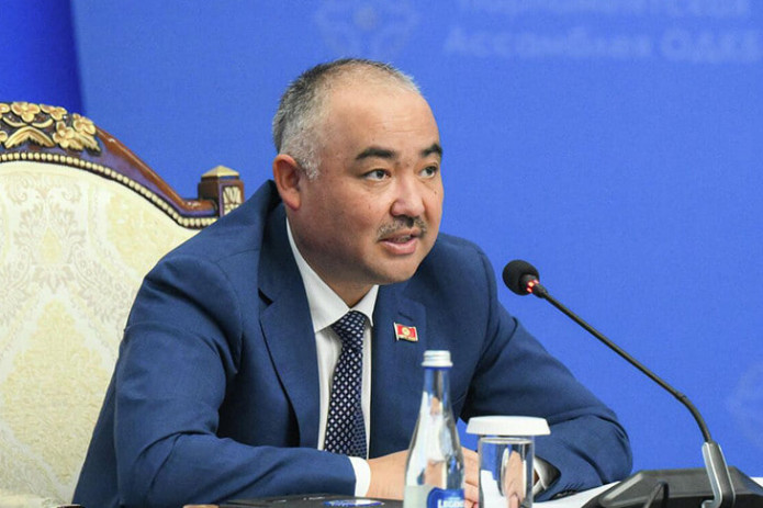 Qirg‘iziston parlamenti spikeri ham lavozimini tark etdi