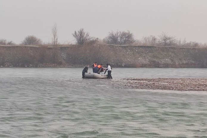 Chirchiq daryosi o‘rtasida qolib ketgan shaxs qutqarildi