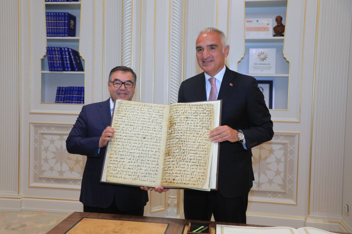 Turkiya madaniyat vaziri Islom sivilizatsiyasi markaziga "Kulliyoti Navoiy" asari nusxasini taqdim etdi