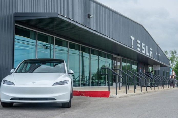 Tesla xavfsizlik kamarlari tufayli 100 mingdan ortiq avtomobilni chaqirib oldi