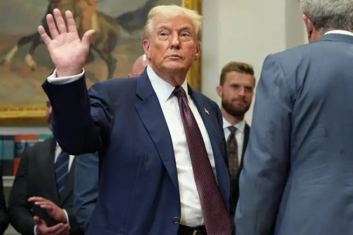 Tramp YeI uchun yangi majburiyatlar kuchga kirganini e'lon qildi