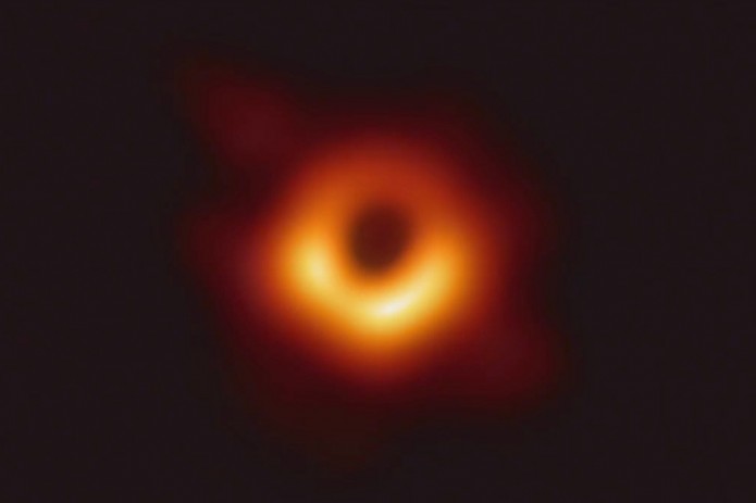 Получено первое в истории изображение черной дыры