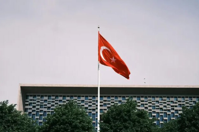 Turkiya Isroil samolyotlari uchun havo sarhadlarini yopdi va savdo aloqalarini uzdi