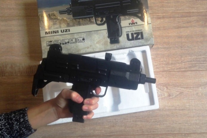 В Ташкенте у школьника изъяли пневматический пистолет-пулемет