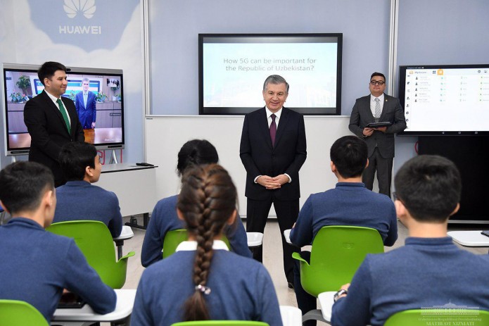 Huawei презентовала Президенту «умный» учебный кабинет в школе ал-Хорезми
