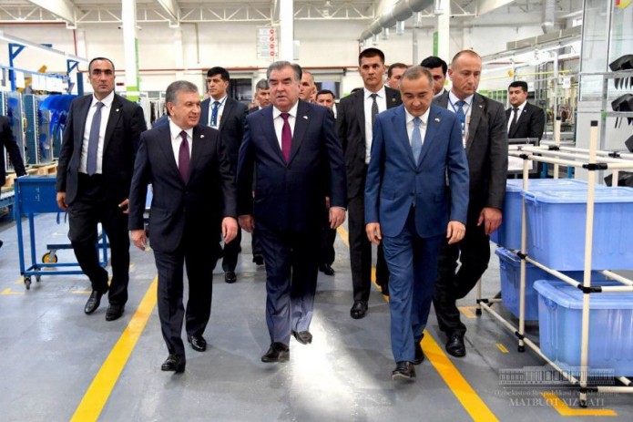 Президент Эмомали Рахмон посетил завод "Artel" в Ташкенте