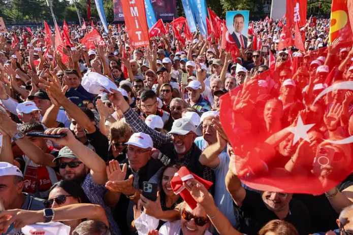 Turkiyada muxolifat namoyishlari uchun o'n minglab odamlar ko'chalarga chiqdi
