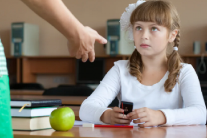 Имеет ли право учитель забрать у школьника телефон во время урока? - далее в статье