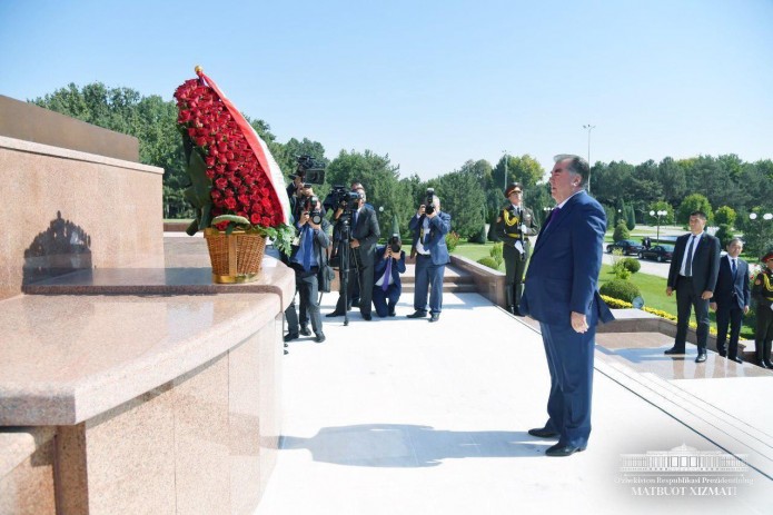 Президент Эмомали Рахмон посетил площадь Мустакиллик