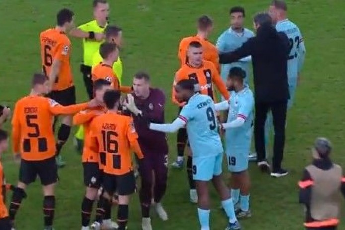 Chempionlar ligasi guruh bosqichidagi o'yinda futbolchilar o‘rtasida mushtlashuv kelib chiqdi