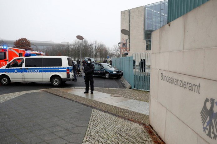 В Берлине автомобиль врезался в ворота ведомства канцлера Германии (Видео)