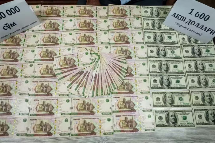Sirdaryoda $2 mingga yaqin qalbaki dollar sotayotgan shaxslar ushlandi