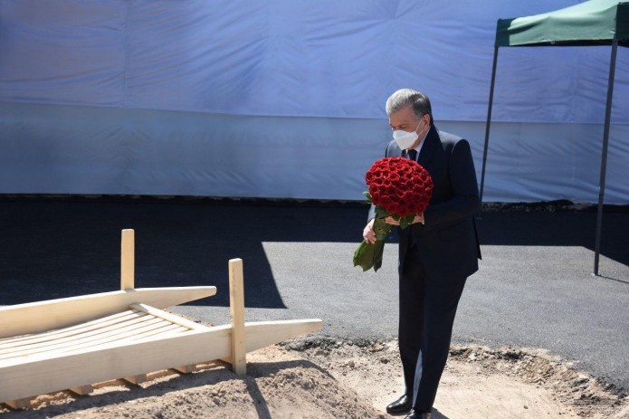 Президент Шавкат Мирзиёев посетил могилу Мусы Ерниязова