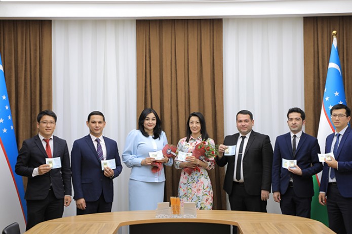 Ilk bor: 18 nafar yoshlar «xalq ta'limi a'lochisi» ko'krak nishoni bilan taqdirlandi