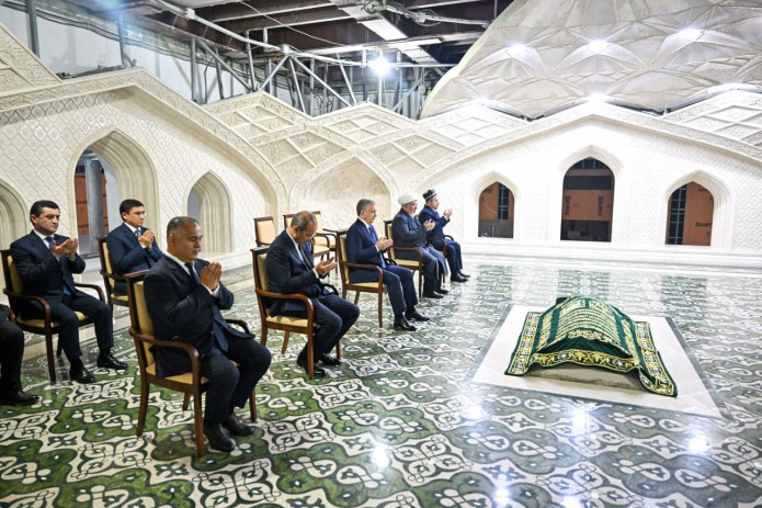 Prezident Shavkat Mirziyoyev Imom Buxoriy maqbarasini ziyorat qildi