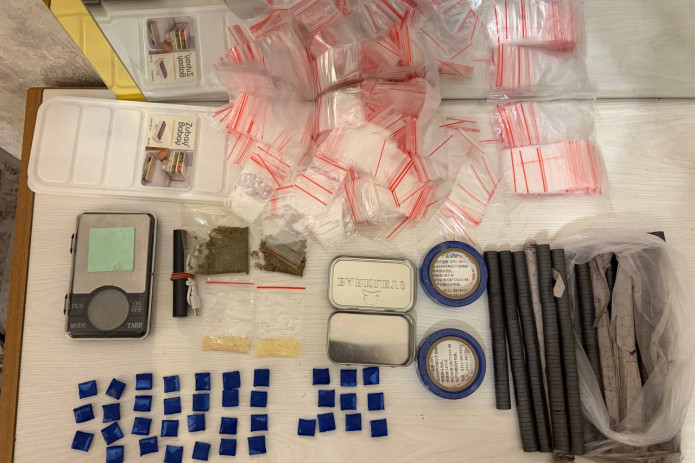 Kuryerlik jo‘natmalari orqali 1 kg.ga yaqin "gashish" giyohvandlik vositasi yuborilgani fosh qilindi