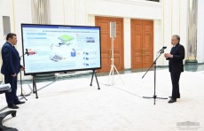 Шавкат Мирзиёев ознакомился с презентацией предложений по эффективному использованию энергоресурсов