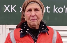 Toshkentda obodonlashtirishda ishlaydigan onaxonga sovg‘a berilib, keyin qaytarib olindi