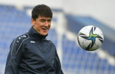 Eldor Shomurodov otasiga 1,4 mlrd so'mlik mashina sovg'a qildi