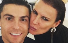 Ronalduning opasi o'zining Instagram'dagi sahifasida Lionel Messi ukasi oldida tiz cho‘kib turgan rasmni joyladi