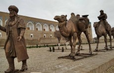 В музее-заповеднике Ичан-Кала установили статуи, изображающие средневековую светскую жизнь