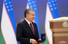 Shavkat Mirziyoyev Oʻzbekiston Respublikasi mustaqilligining oʻttiz toʻrt yilligi munosabati bilan davlat xizmatchilari hamda ishlab chiqarish va ijtimoiy-iqtisodiy sohalar xodimlaridan bir guruhini mukofotladi