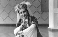 Taniqli raqqosa, o‘zbek raqs san’atida o‘z maktabini yaratgan “O‘zbekiston xalq artisti” Qizlarxon Do‘stmuhammedova 77 yoshida vafot etdi