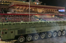 Shimoliy Koreya o‘zining yangi qit’alararo raketasini ilk bor namoyish qildi