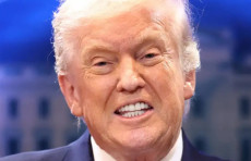 Tramp barcha mamlakatlarga 10% tariflarni joriy etish to'g'risidagi farmonni imzoladi