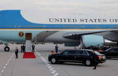 Oq uy: Trampning samolyoti elektron nosozlik tufayli orqaga qaytarildi