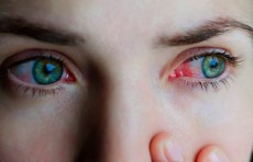 «Омикрон» может проникнуть в организм человека через глаза - эксперт