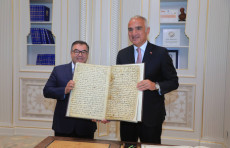 Turkiya madaniyat vaziri Islom sivilizatsiyasi markaziga "Kulliyoti Navoiy" asari nusxasini taqdim etdi