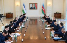 Shavkat Mirziyoyev va Ilhom Aliyevning muzokaralari ikki mamlakat rasmiy delegatsiyalari ishtirokida kengaytirilgan tarkibda davom etdi