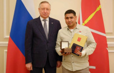 Peterburg gubernatori Xayrullo Ibodullayevni ko‘krak nishoni bilan mukofotladi