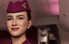 Qatar Airways kompaniyasi dunyodagi ilk sun'iy intellektga ega robot styuardessani namoyish etdi